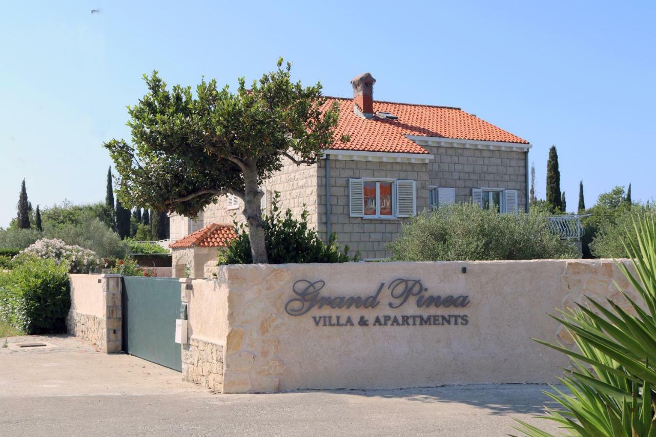 Villa Grand Pinea Čilipi Exteriör bild